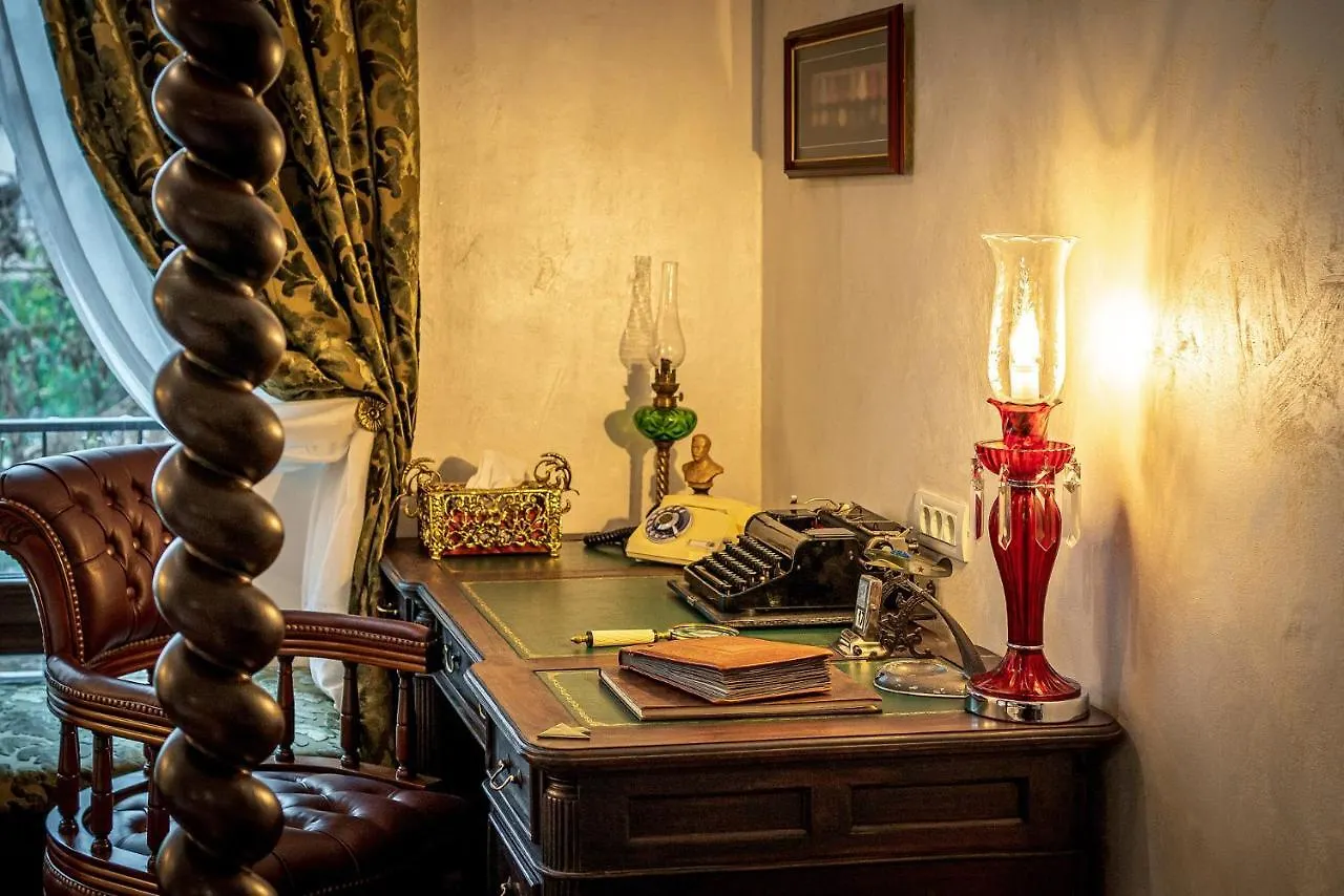 Private Museum Apartment With Antique Decor Bucureşti