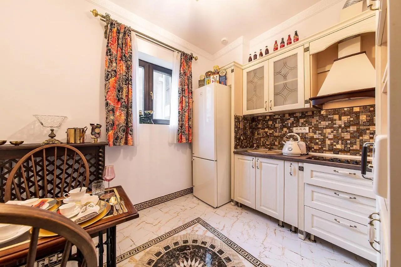 Private Museum Apartment With Antique Decor Bucureşti