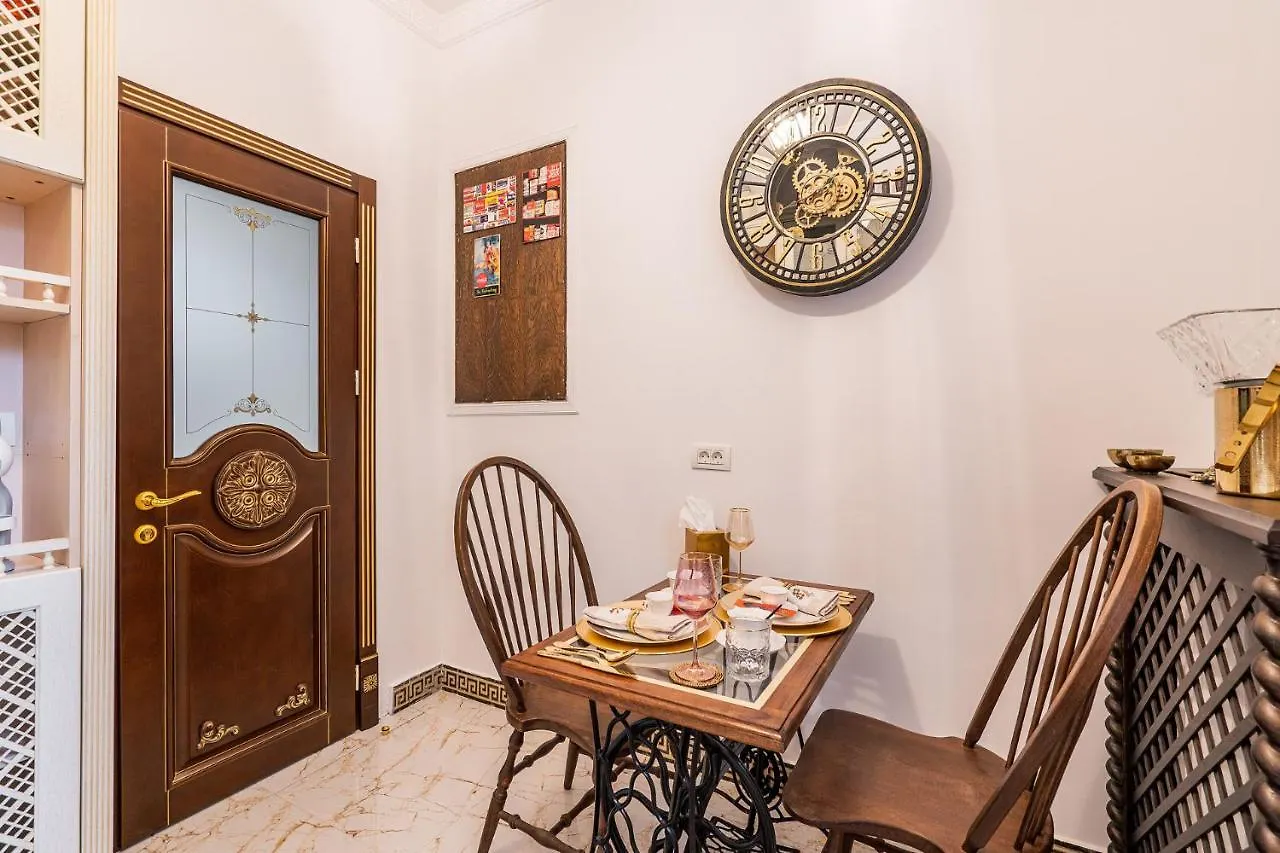 Private Museum Apartment With Antique Decor Bucureşti 0*,