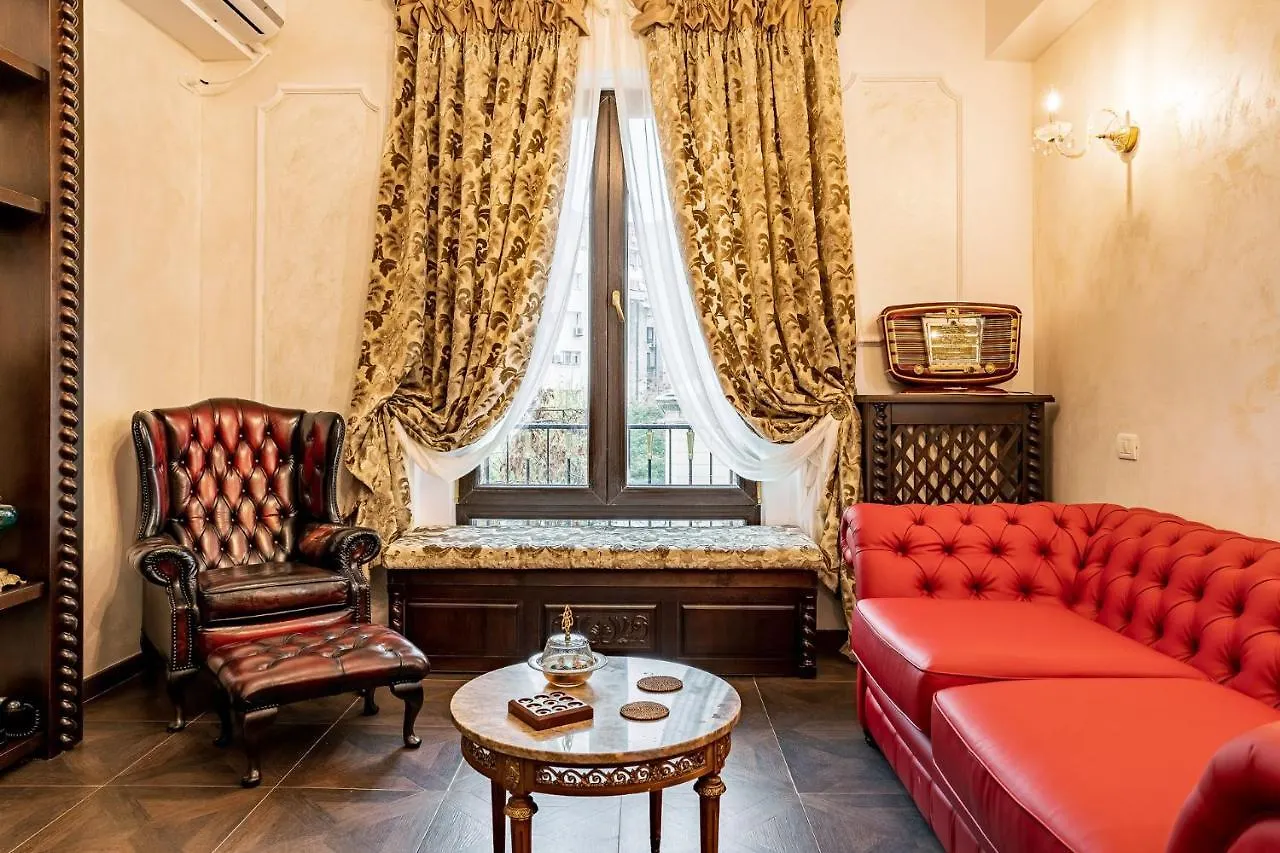 Private Museum Apartment With Antique Decor Bucureşti