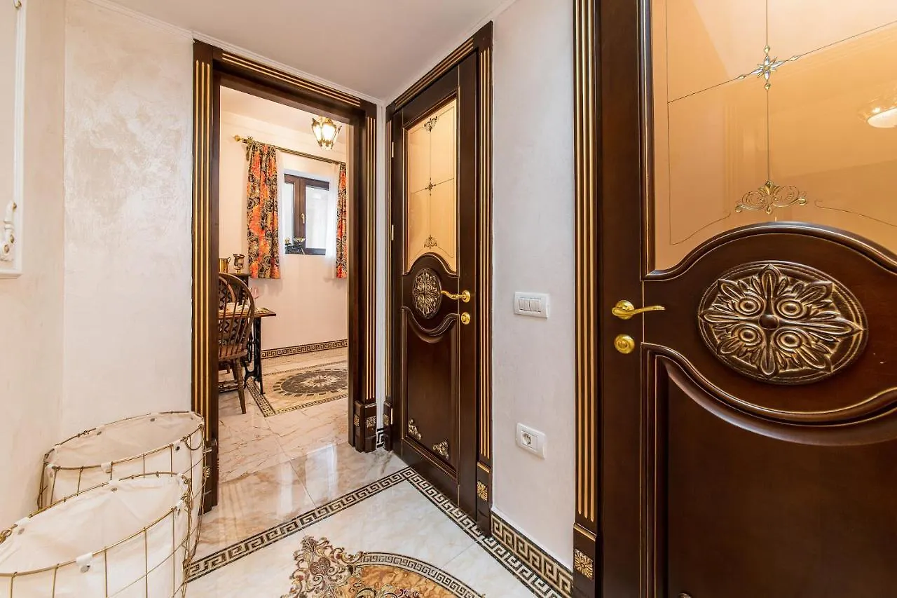 Private Museum Apartment With Antique Decor Bucureşti